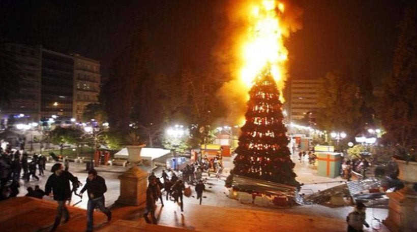 Ισπανία: Οι «Ενωμένοι Αριστεροί» ευχήθηκαν «Καλά Χριστούγεννα» με το φλεγόμενο δέντρο της Αθήνας του 2008!
